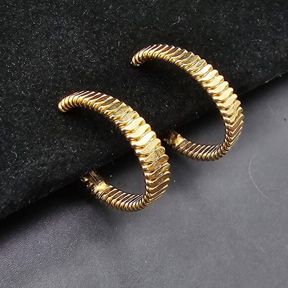 Signed Capri Gold Tone Clip On Hoop Earrings Ribbed Vintage Costume Jewelry - Picture 1 of 9